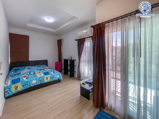 *****บ้านแฝดมือสองย่านนนทบุรี ม. แกรนด์พลีโน่ รัตนาธิเบศร์ หลังมุม บ้านสวย พร้อมเข้าอยู่ บนเนื้อที่กว่า 36.7 ตร.ว. 3 ห้องนอน 2 ห้องน้ำ 2 ที่จอดรถ พร้อมแถมแอร์ 4 เครื่องและที่ดูดควันจากเตา 1 เครื่อง บนทำเลที่เชื่อมต่อถนนชัยพฤกษ์, ถนนรัตนาธิเบศร์, ถนนนครอินทร์ เดินทางสะดวก ใกล้รถไฟฟ้า "สถานีบางพลู"